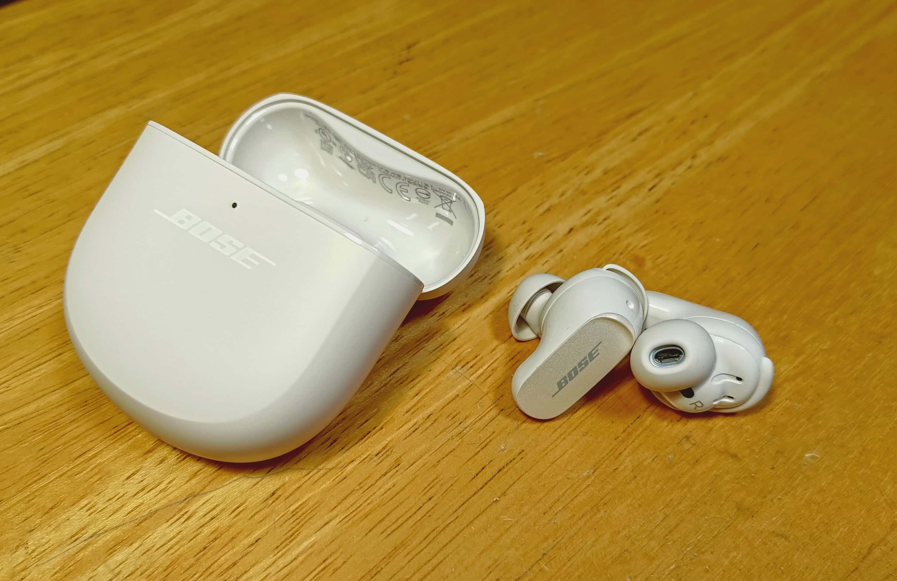 Bose QuietComfort Earbuds II のホワイト。ほかカラーにブラック・ネイビー・グレーがある。